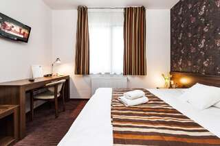 Отель Hotel Esperanto Свидница Двухместный номер с 1 кроватью или 2 отдельными кроватями-1